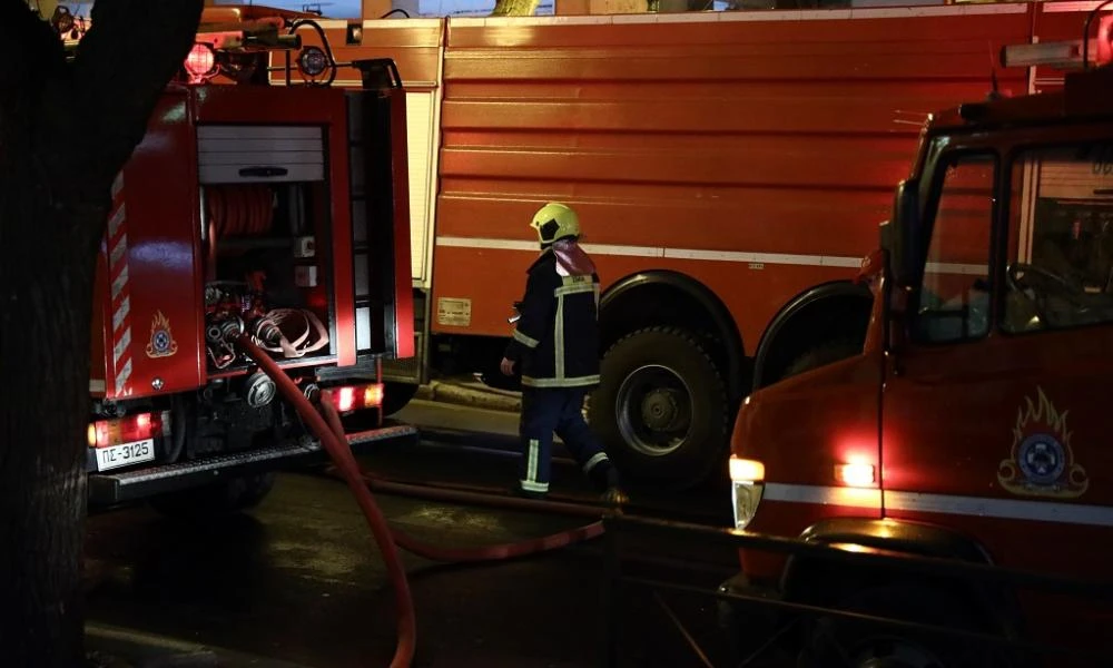 Μοσχάτο: Στις φλόγες τυλίχτηκε παλιό οινοποιείο